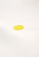 Пуговица рубашечная желтая на четыре прокола 12 мм фото 4