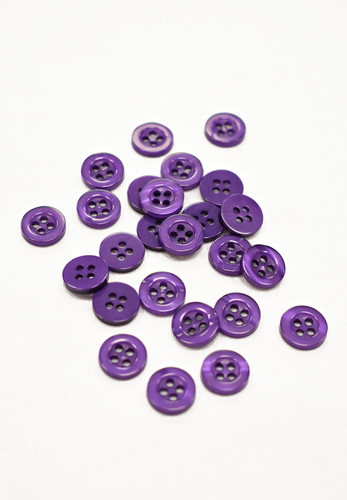 Пуговица рубашечная фиолетовая четыре прокола 11 мм