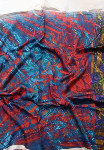 Шелк натуральный атласный разноцветные перья в трех красках