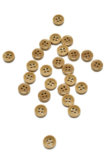 Кликните для увеличения изображения Пуговица рубашечно-блузочная бежевая 10 мм