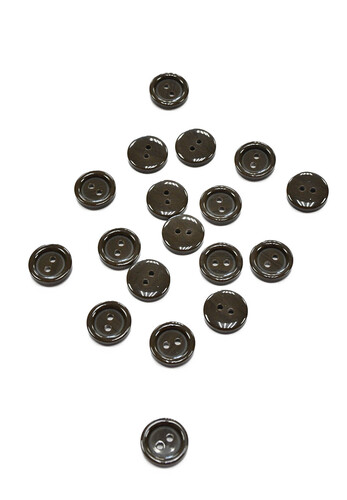 Кликните для увеличения изображения Пуговица пластик круглая на два прокола коричневая 15 мм