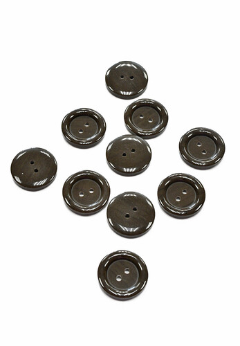 Кликните для увеличения изображения Пуговица пластик круглая на два прокола коричневая 25 мм