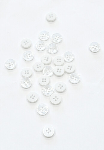 Пуговица пластик на прокол белая круглая гладкая глянец 10 мм Austin Reed