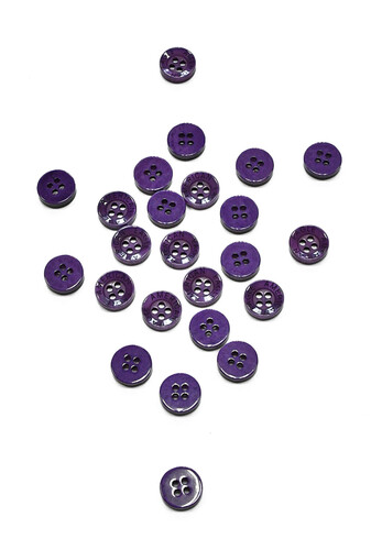 Кликните для увеличения изображения Пуговица пластик на прокол фиолетовая круглая гладкая глянец 10 мм American Eagle
