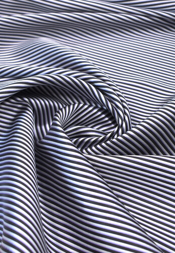 Шелковый жаккард в полоску черно-белого цвета