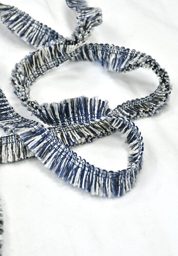 Кликните для увеличения изображения Тесьма Шанель бахрома синяя с белым 17 мм