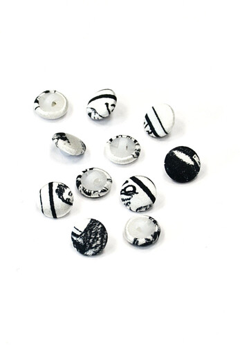 Пуговица черно-белая текстиль пластик 10 мм