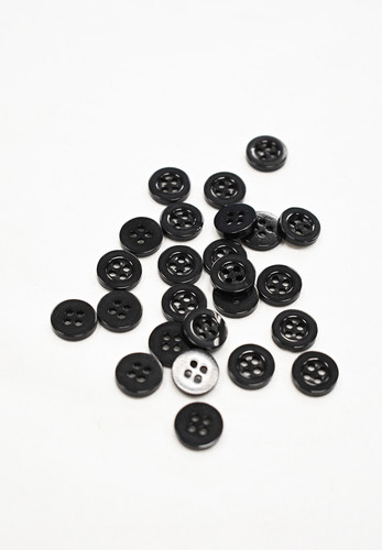Пуговица рубашечная черная четыре прокола (GG-6690)