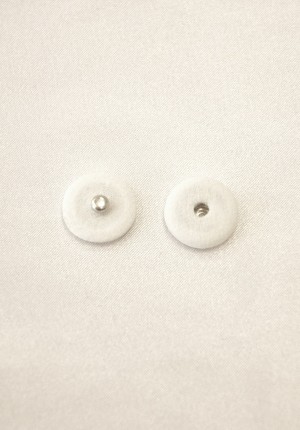 Кнопка декоративная пришивная круглая маленькая металлическая обтянута белой тканью Fiocchi (t0742)