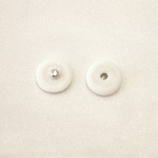 Кнопка декоративная пришивная круглая маленькая металлическая обтянута белой тканью Fiocchi (t0742) фото 1