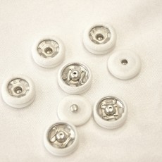 Кнопка декоративная пришивная круглая маленькая металлическая обтянута белой тканью Fiocchi (t0742) фото 3