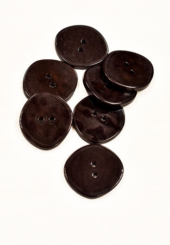 Пуговица костюмно-пальтовая коричневая метеорит пластик Versus 34 мм