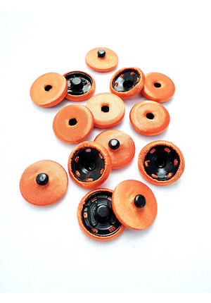 Кнопки пришивные яркие черный пластик оранжевый атлас сутажные обтянутые тканью (p0807)
