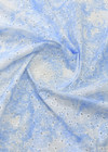 Хлопковая бнлая ткань с голубой вышивкой фото 2