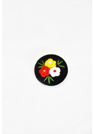 Пуговица круглая на ножке пластик обтянутый черным бархатом три цветочка в центре (p0819)