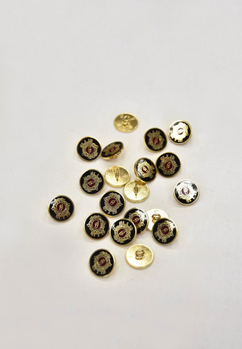 Пуговица металл золото герб на чернильном фоне с буквой В