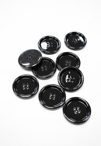 Пуговица черная пластик на четыре прокола Max Mara (GG-6390)