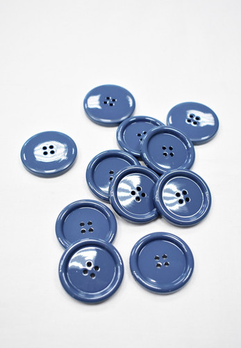 Дизайнерская пуговица голубая пластик на четыре прокола (GG-8390)