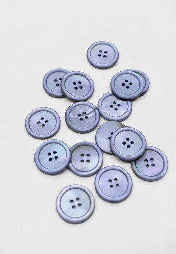 Пуговица пластик серо-голубая перламутровая на четыре прокола (р0953)