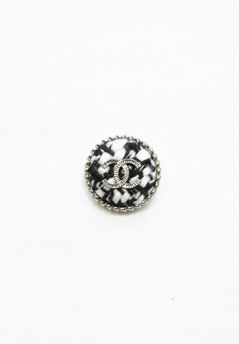Пуговица серебристая с черно-белым твидом Chanel (p1078)
