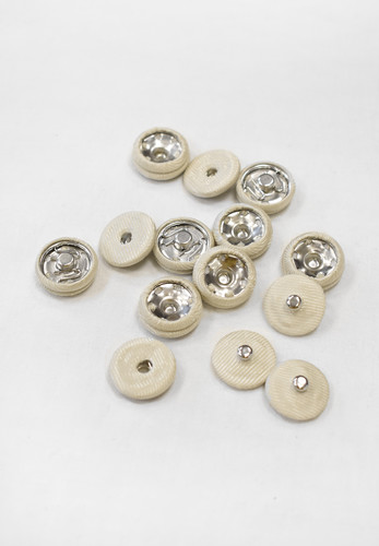 Кнопки пришивные металлические обтянутые светло-бежевой тканью (р1130)