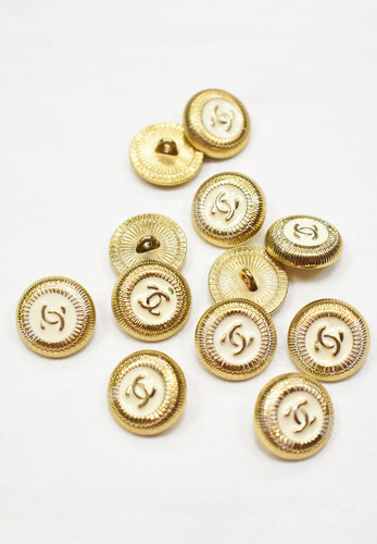 Пуговица золотая с белой эмалью Chanel 16 мм
