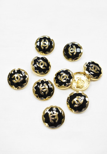 Пуговица черная эмаль золотой логотип Шанель