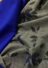 Плательная шерсть серая в полоску с синими листьями (00044) фото 3