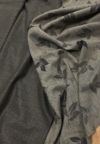 Плательная шерсть серого цвета с ахроматичными листьями (00045)