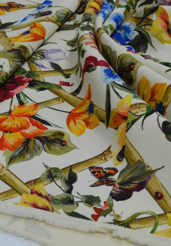 Плательная шерсть молочного цвета с цветами и бабочками(00100)
