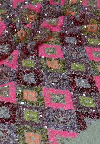 Вышивка пайетками на сетке в золотисто-розовых оттенках (00125)