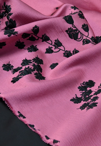 Жаккард с черными цветами на карамельно-розовом фоне (00299)