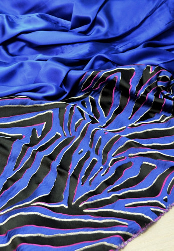 Жаккард шелковистый черный с ярко-синим рисунком (00300)
