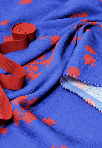 Жаккард ярко-синий с красными цветами (00303)