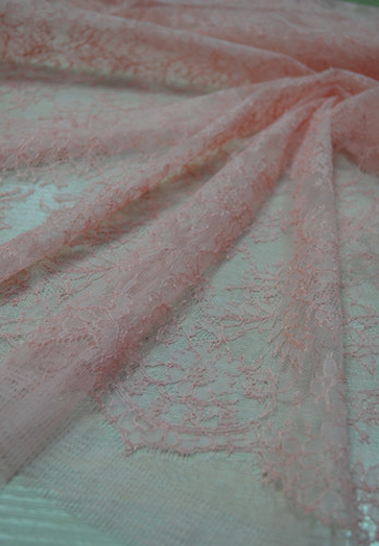 Карамельно-розовое кружевное полотно с фестонами (00363)