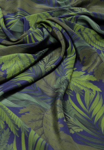Матовый шелк с листьями на сине-фиолетовом фоне (00420)